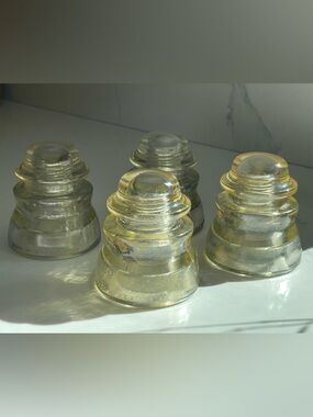 4 vintage Armstrong's T.W. clear glass insulators, 84 49